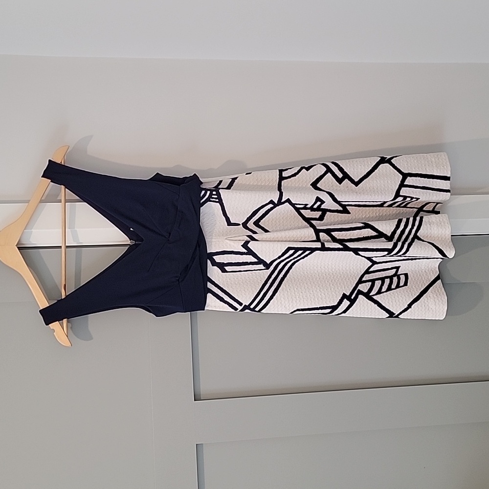 HD in Paris Navy and White, Ruched, V Neck Dress, Size 4 (runs closer to a 2)